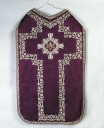 Ornement violet 1 : chasuble, étole, pale, manipule, bourse du corporal, coussin d'autel