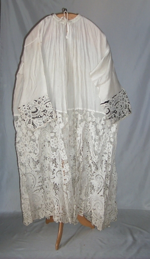 Ensemble de 12 aubes, 9 surplis, 2 tunicelles