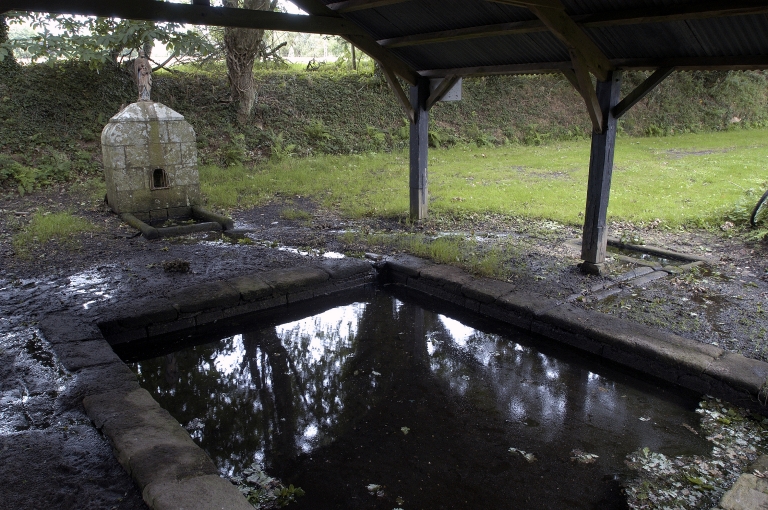 Fontaine et lavoir, au sud du bourg (Arzano)