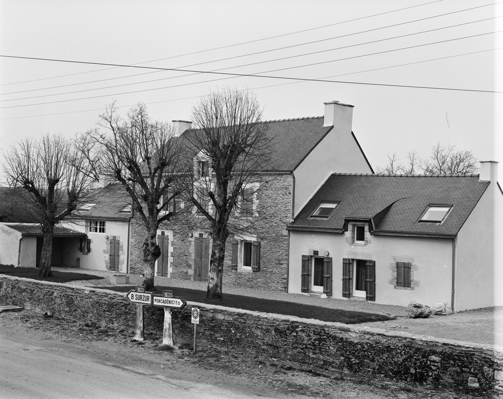 Presbytère, rue du Bois de la Salle (le Tour-du-Parc)