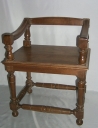 Ensemble d'un fauteuil de célébrant et de 4 tabourets d'église