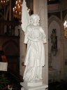 Paire de statues sur socle : Anges portant les instruments de la Passion