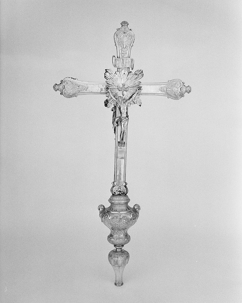 Croix de procession (1), abbaye de bénédictins Saint-Gildas, de bénédictins de la congrégation de Saint-Maur, de soeurs de la charité de Saint-Louis (Saint-Gildas-de-Rhuys)