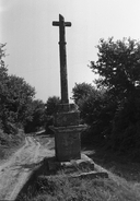 Croix monumentale, entre Kerphilippe et Le Bigodou (Plouguernével)