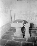 Fonts baptismaux (cuve baptismale à infusion), style néo-gothique, église paroissiale Saint Pierre (Plogastel-Saint-Germain)