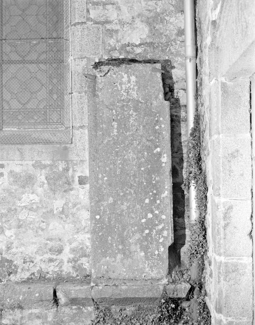 Dalle funéraire 1 de chevalier, église paroissiale Saint-Médard (Billé)
