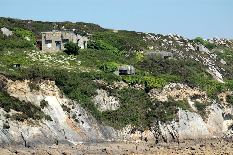 Batterie du Petit Gouin : batteries d'artillerie de côte et corps de garde crénelé, bunkers - casemates de type 671 et abris, Pointe du Grand Gouin (Camaret-sur-Mer)
