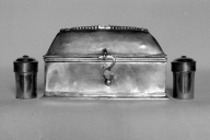 Coffret et deux ampoules aux saintes huiles