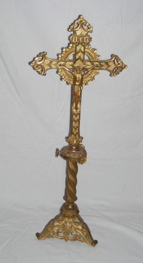 Garniture d'autel 1 : 4 chandeliers et croix d'autel