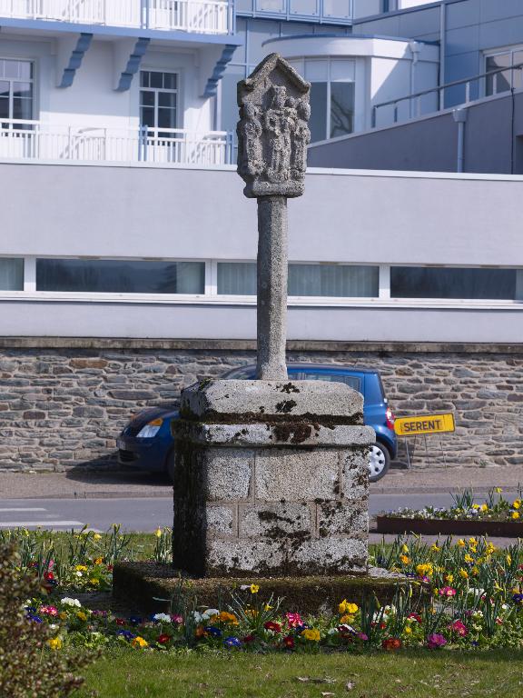 Croix de chemin, dite croix Joubin, carrefour Faubourg Saint-Michel ; rue des Augustines (Malestroit)