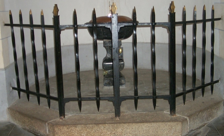 Clôture des fonts baptismaux