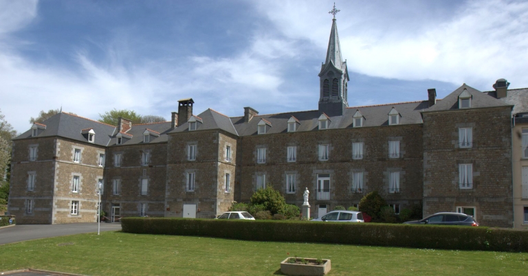Maison de retraite, rue Monseigneur Gry (Louvigné-du-Désert)