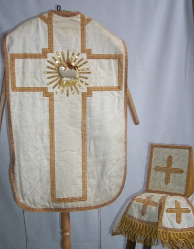 Ornement blanc 2 : chasuble, bourse du corporal, étole, manipule, voile de calice