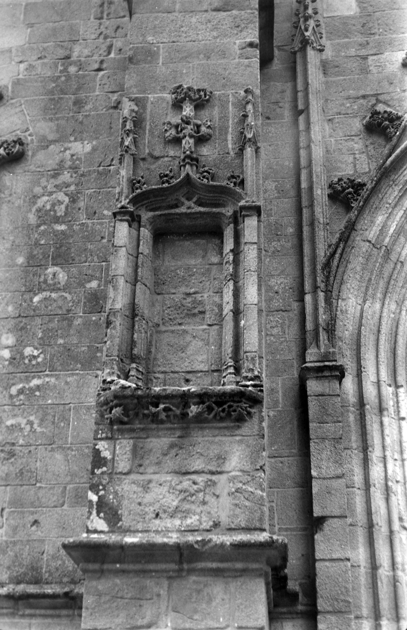 Basilique Notre-Dame-de-Paradis et ses abords, place Maréchal Foch (Hennebont)