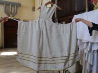 Costume de la statue de Notre-Dame de Délivrance : tablier de la Vierge, tunique et manteau du Christ, basilique Notre-Dame-de-Délivrance (Quintin)