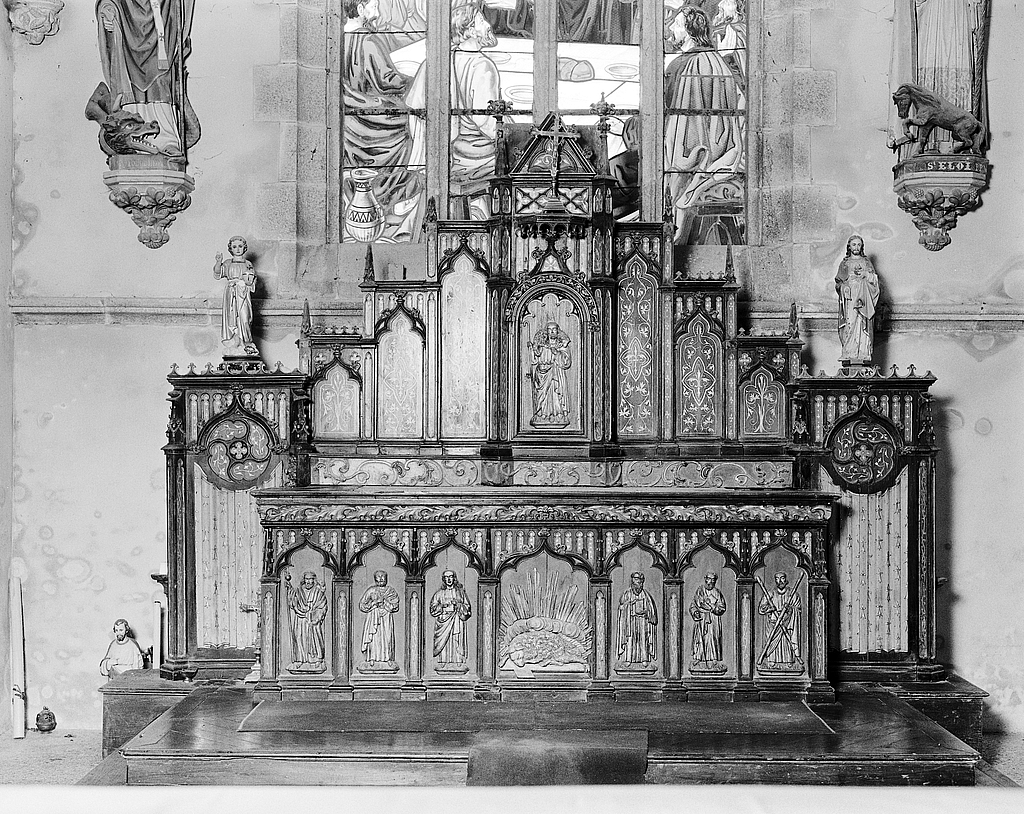 Autel, retable, tabernacle, gradin d'autel (maître-autel, autel tombeau, tabernacle à ailes), style néo-gothique, église paroissiale Saint-Eloi (Mespaul)