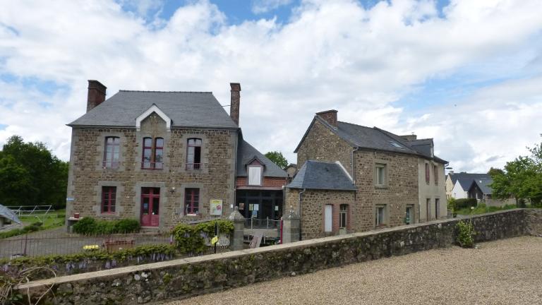 Mairie, Bazouges-sous-Hédé, route Départementale de Bazouges-sous-Hédé à Mordelles (Bazouges-sous-Hédé fusionnée avec Hédé pour former la commune de Hédé-Bazouges en 2009)