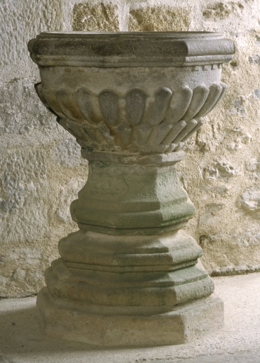 Bénitier, rue Saint-Etienne (Jugon-les-Lacs fusionnée en Jugon-les-Lacs - Commune nouvelle en 2016)