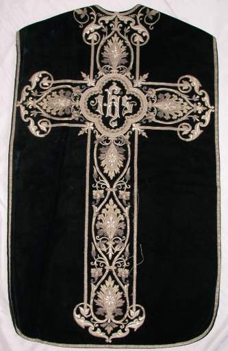 Ornement noir 1 : chasuble, bourse de corporal, étole, manipule, voile de calice