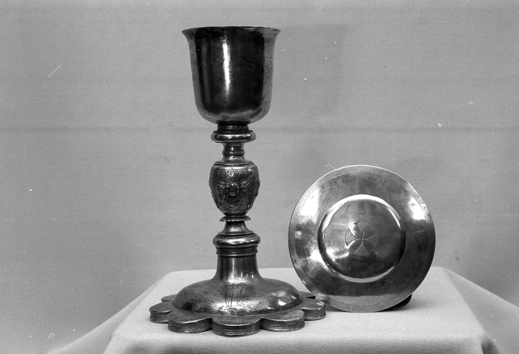 Calice, patène (2), église paroissiale Saint-Sixte (Limerzel)
