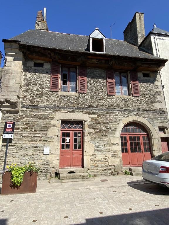 Maison de commerçant, dite Maison du chapeau rouge, puis Maison à la vigne, 2 rue Saint-Jacques (Josselin)