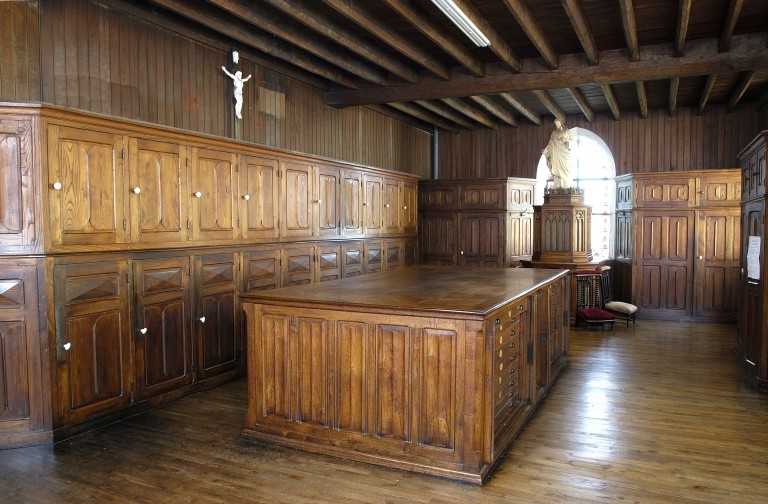 Ensemble de meubles de sacristie : chasublier, bureau, 30 armoires de sacristie