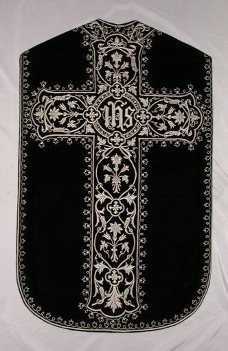 Ornement noir 1 : chasuble, bourse de corporal, étole, manipule, voile de calice