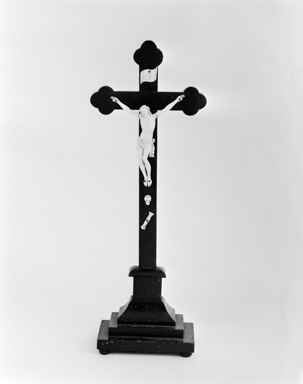 Croix d'autel, église paroissiale Notre-Dame (Larmor-Baden)