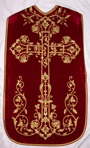 Ornement rouge 1 : chasuble, étole, voile de calice
