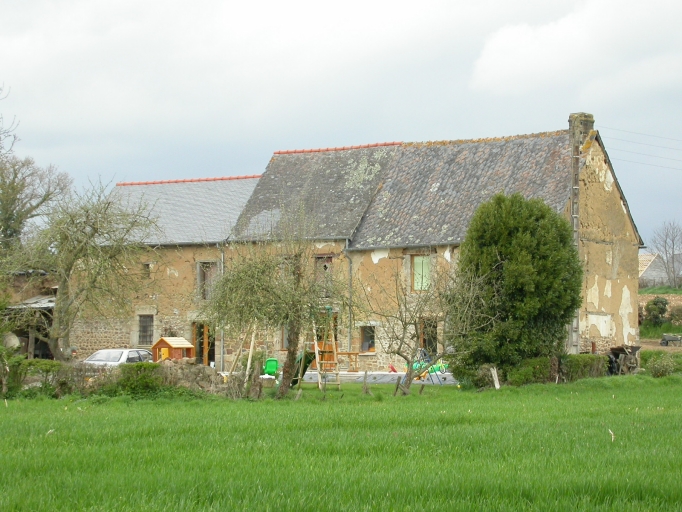 Alignement de trois maisons, la Lande du Bourg (La Baussaine)