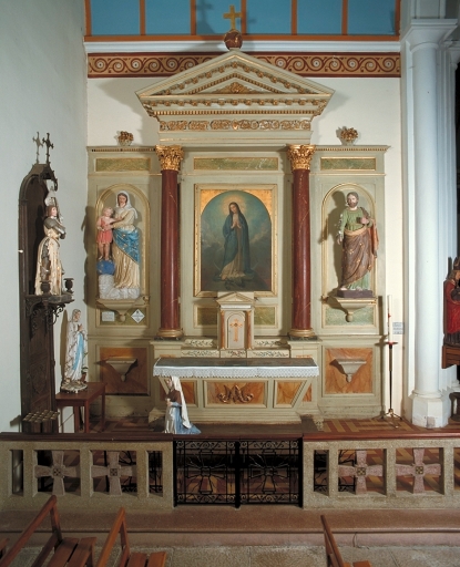 Ensemble de l'autel secondaire nord : degré d'autel, autel, 2 gradins d'autel, tabernacle, retable