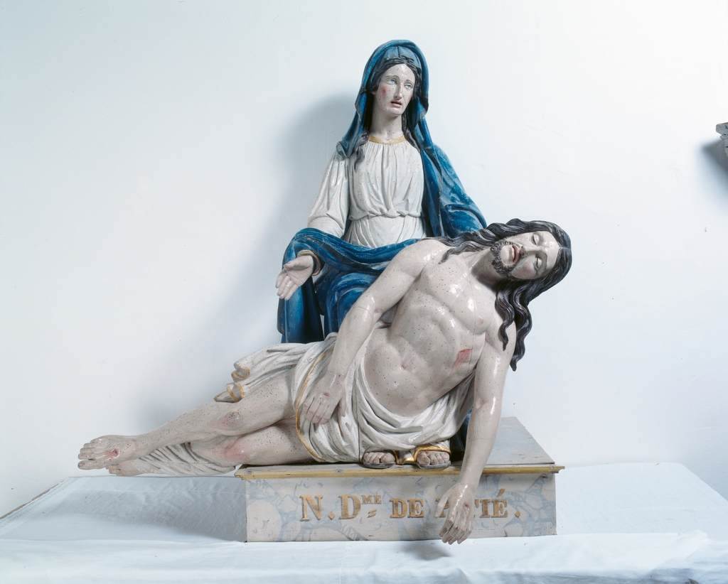Groupe sculpté : Vierge de Pitié, chapelle Notre-Dame-de-Locmaria et Notre-Dame-de-Beaupros (Guidel)