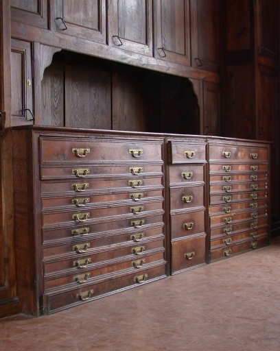 Meubles de sacristie : chasublier et 11 armoires