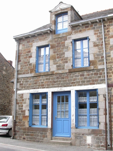 Maison à boutique, 7 rue de la Motte (Hédé fusionnée avec Bazouges-sous-Hédé pour former la commune de Hédé-Bazouges en 2009)