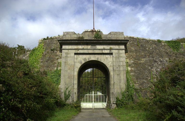 Fort et batteries (4 canons Marine de 24 cm modèle 1870 ; 4 canons de 16 cm modèle 1858-1860) puis batterie antiaérienne allemande (canons de 40 mm.) (Cr 308), Pointe de Lanvéoc (Lanvéoc)
