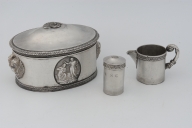 Service de baptême : coffret ; ampoule à saint chrême ; verseuse