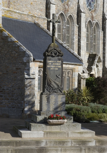 Monument aux morts, enclos de l'église paroissiale (Rédené)
