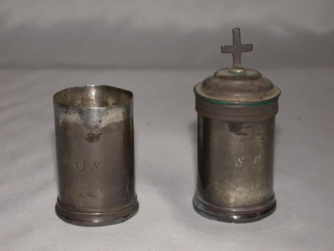 Ensemble 3 d'une ampoule à huile des malades et d'une ampoule à saint chrême