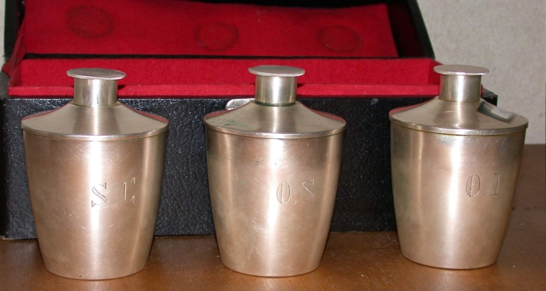 Réserve à huile des catéchumènes, réserve à huile des malades, réserve à saint chrême dans leur coffret