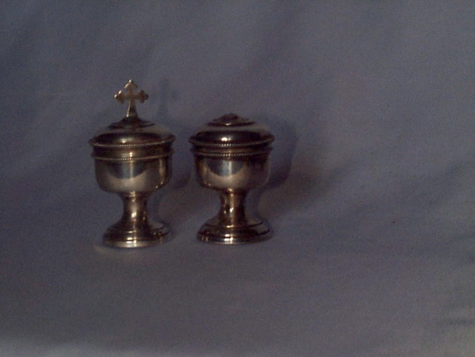 Ensemble de 2 ciboires des malades