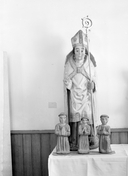Groupe sculpté : saint Nicolas et les trois clercs, chapelle Saint-Nicolas (Guer)
