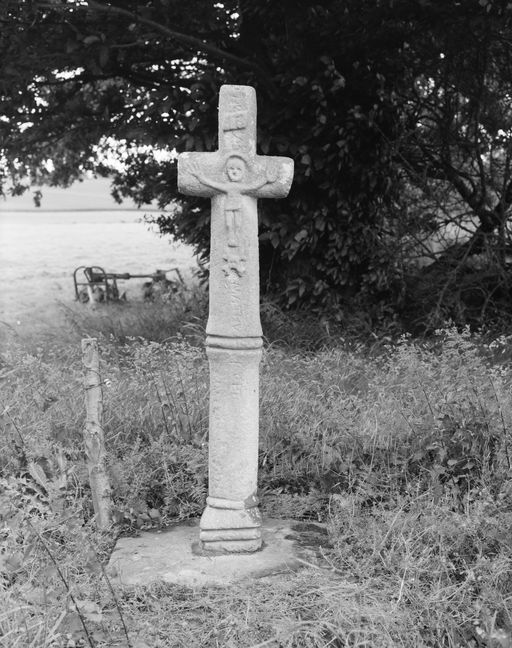 Croix de chemin, au nord de Guillerien (Lanouée fusionnée en Forges de Lanouée en 2019)