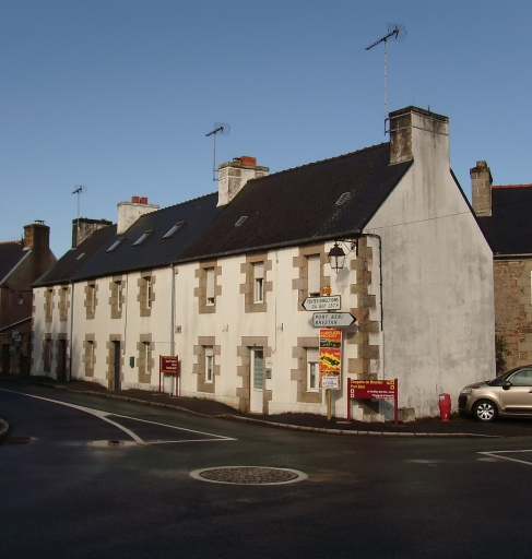 Maisons, alignement de trois logis, rue Erwan Berthou (Pleubian)