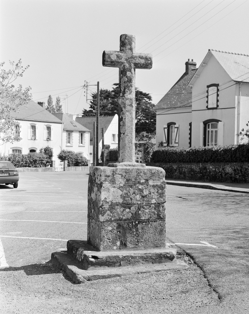 Croix monumentale, place de Kerusain (Saint-Gildas-de-Rhuys)