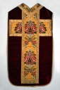 Ornement rouge 2 : chasuble, bourse de corporal, étole, manipule, voile de calice