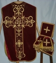 Ornement rouge 1 : chasuble, bourse de corporal, étole, manipule, voile de calice