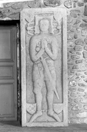 Pierre tombale, église paroissiale Saint-Jean (Saint-Maden)