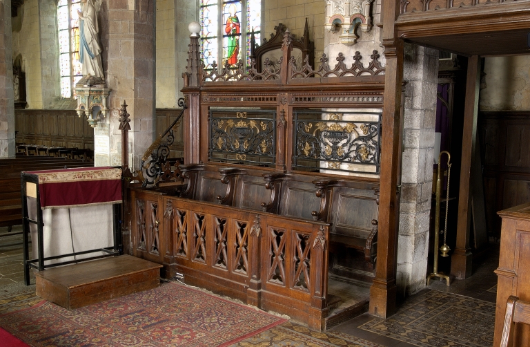 Ensemble de 21 stalles