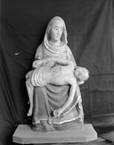 Groupe sculpté : Vierge de Pitié, presbytère (Plozévet)