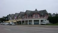 Magasins de commerce dit les Portiques, allée des Acacias, Sables-d'Or-les-Pins (Fréhel)